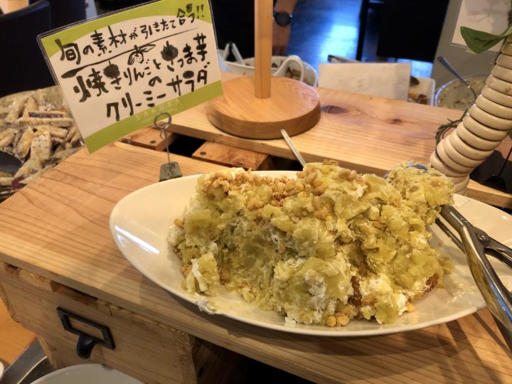 焼きリンゴとサツマイモのクリーミーサラダ