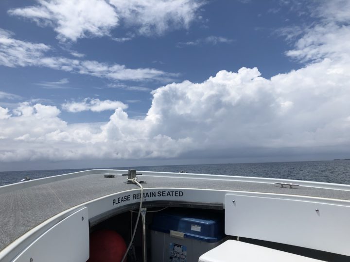 ボートから見た沖縄の空と海