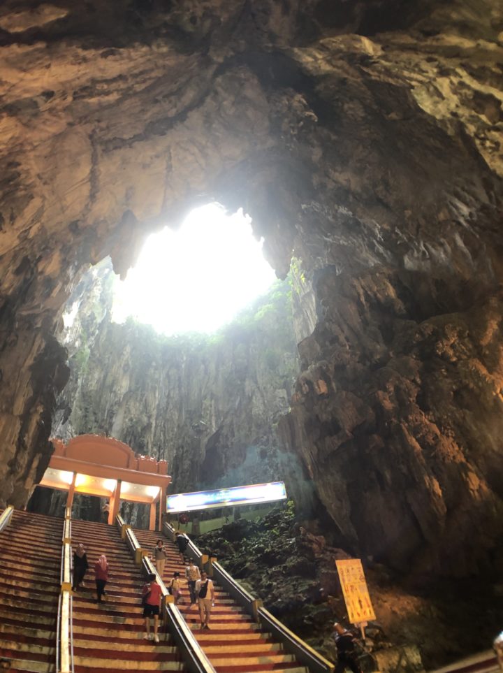 バトゥ洞窟内部の階段