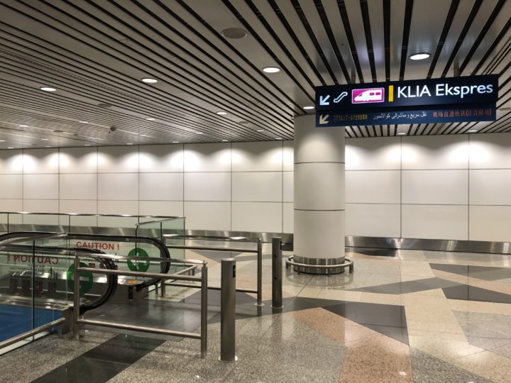 KLIA ekspresへのエスカレーター