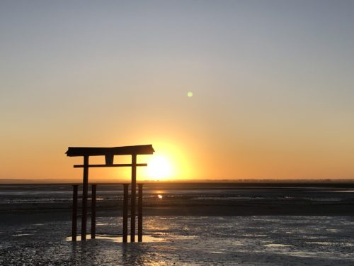 モンサンミッシェルで朝日と鳥居