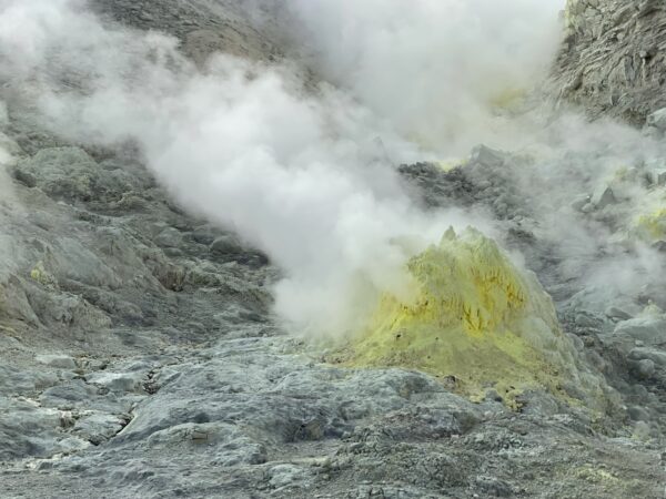 硫黄山の噴火口