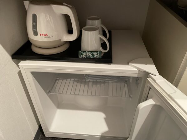 冷蔵庫と湯沸かし器と緑茶
