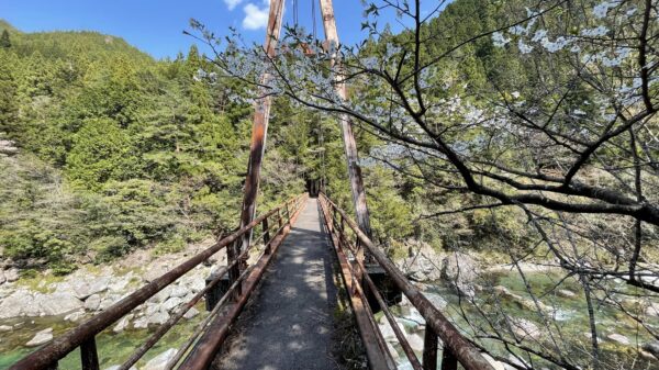 白水の滝への橋