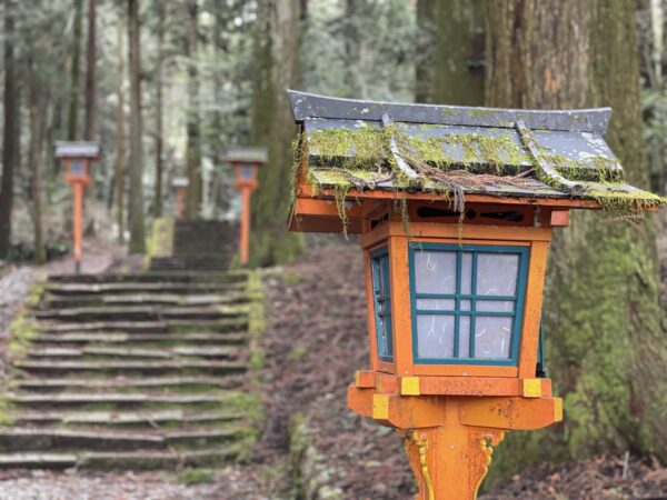 二の岡神社の灯籠