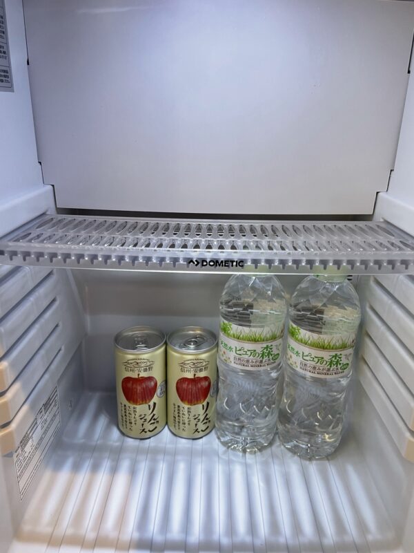 冷蔵庫と水とりんごジュース
